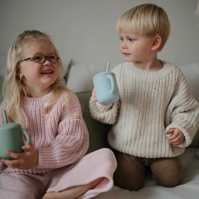 Copo Infantil Mushie Com Alças e Canudo Retro Cars - Seguro e Conveniente